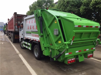 新乡市新款东风8吨压缩式垃圾车与3立方摆臂式垃圾车的综合应用及油罐车在环卫体系中的协同作用